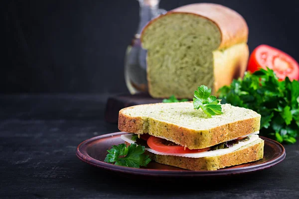Pâine Spanac Sandwich Brânză Roșii Ierburi Prânz Sănătos — Fotografie, imagine de stoc