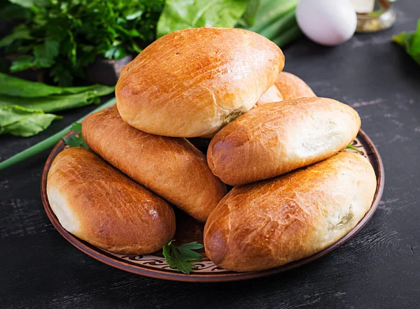 Tortas Ucranianas Tradicionais Com Ovos Cebola Verde Azeda Fundo Escuro — Fotografia de Stock