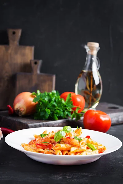 Klassisch Italienische Pasta Penne Alla Arrabiata Mit Basilikum Und Frisch — Stockfoto