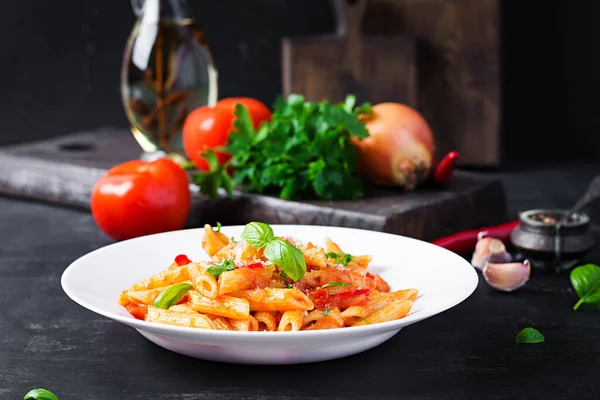 Classiche Penne Alla Arrabiata Con Basilico Parmigiano Fresco Grattugiato Sulla — Foto Stock