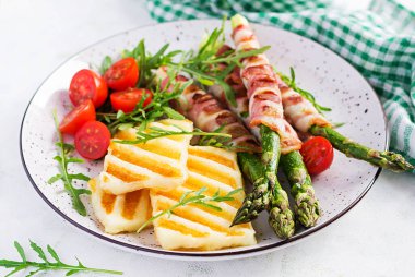 Izgara halloumi peynirli salata, domatesli ve pastırmalı kuşkonmaz. Sağlıklı yemek..