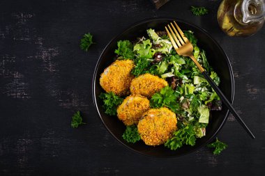 Mısır gevreğindeki beyaz balıktan ev yapımı balık kroketleri. Kıymalı morina böreği. Lezzetli ve besleyici öğle veya akşam yemeği. Üst görünüm, genel görünüm