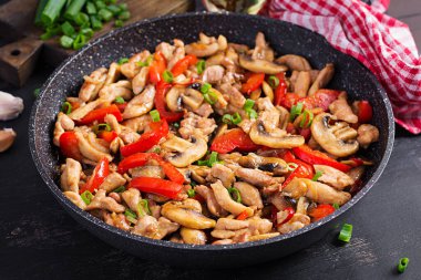 Kızartmayı tavuk, mantar ve tatlı biberle karıştır - Çin yemeği.