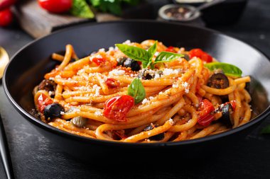 Spagetti alla puttanesca - domatesli İtalyan makarna tabağı, siyah zeytin, kapari, ançüez ve basi