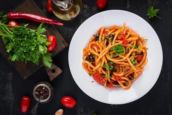 Spaghetti Alla Puttanesca Italiensk Pastarätt Med Tomater Svarta Oliver Kapris — Stockfoto