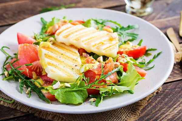 烤乳酪沙拉配盐鲑鱼西红柿和青菜木制底盘上的健康食品 — 图库照片