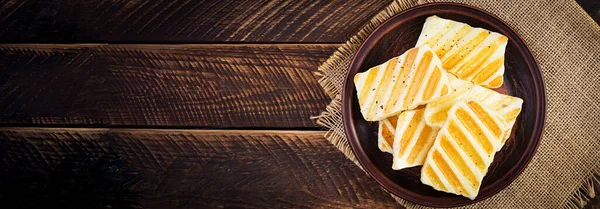 Traditional Grilled Halloumi Cheese Plate Wooden Background Top View — Stock fotografie