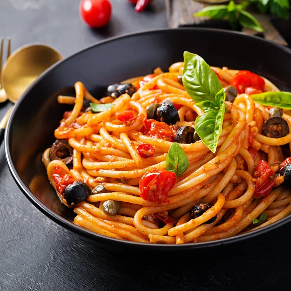 Spagetti Alla Puttanesca Domatesli Talyan Makarna Tabağı Siyah Zeytin Kapari — Stok fotoğraf