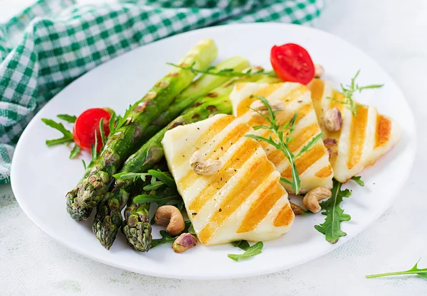 Gegrilde Halloumi Kaassalade Met Tomaten Asperges Bord Lichte Ondergrond Gezond — Stockfoto