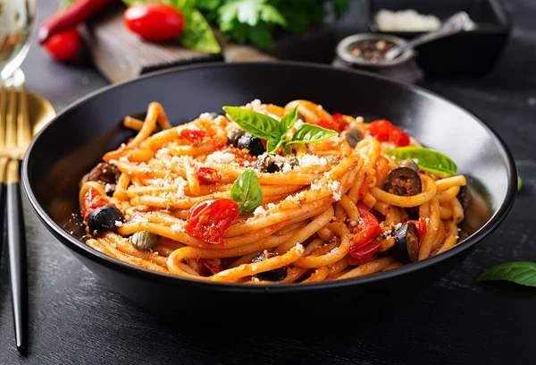 Spaghetti Alla Puttanesca Primi Piatti Italiani Con Pomodori Olive Nere — Foto Stock