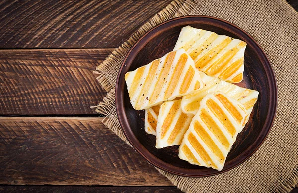 Traditionele Gegrilde Halloumi Kaas Plaat Houten Achtergrond Bovenaanzicht Boven — Stockfoto