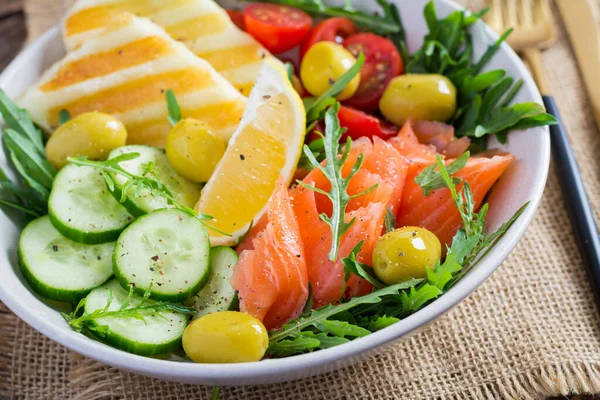 Ketogene Keto Diät Gesalzener Lachs Gegrillter Halloumi Käse Kirschtomaten Und — Stockfoto