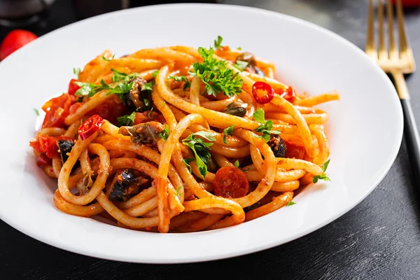 Espaguete Alla Puttanesca Prato Massas Italiano Com Tomates Azeitonas Pretas — Fotografia de Stock