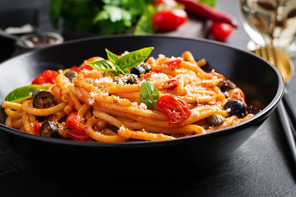 Spaghetti Alla Puttanesca Primi Piatti Italiani Con Pomodori Olive Nere — Foto Stock