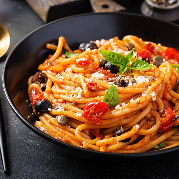 Espaguetis Allá Puttanesca Plato Pasta Italiana Con Tomates Aceitunas Negras — Foto de Stock