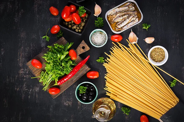 Υλικά Για Μαγείρεμα Ζυμαρικών Σπαγγέτι Alla Puttanesca Ιταλικό Πιάτο Ζυμαρικών — Φωτογραφία Αρχείου