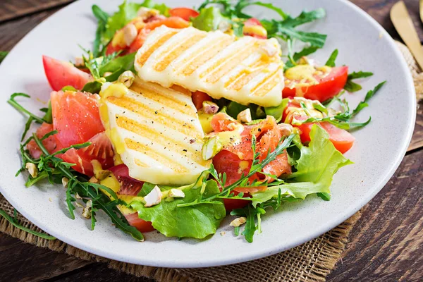 Salada Queijo Halloumi Grelhado Com Salmão Sal Tomates Ervas Verdes — Fotografia de Stock