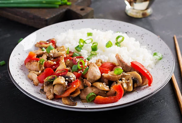 Перемешайте Жаркое Курицей Грибами Сладким Перцем Вареным Рисом Китайская Еда — стоковое фото