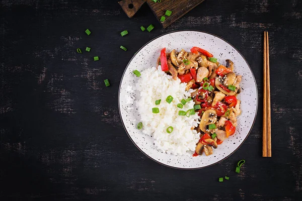 Stekt Med Kylling Sopp Grønnsakpaprika Kokt Ris Kinamat Sett Ovenfra – stockfoto