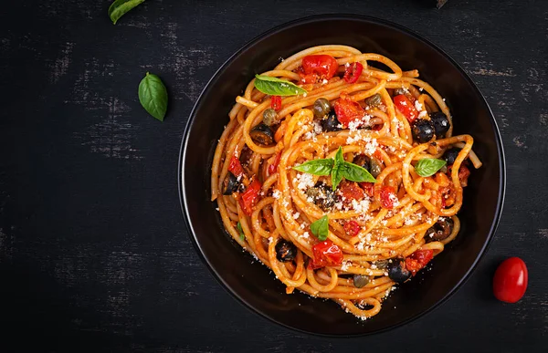 Espaguete Alla Puttanesca Prato Massas Italiano Com Tomates Azeitonas Pretas — Fotografia de Stock