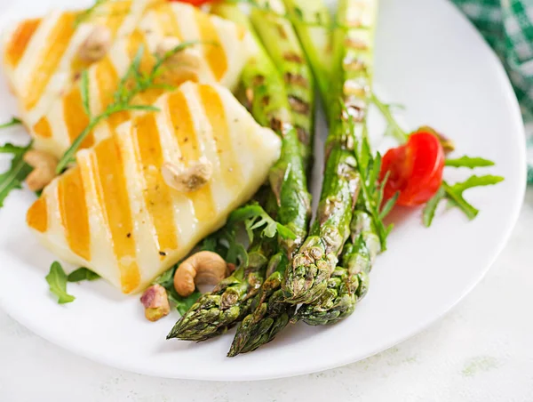 Gegrilde Halloumi Kaassalade Met Tomaten Asperges Bord Lichte Ondergrond Gezond — Stockfoto