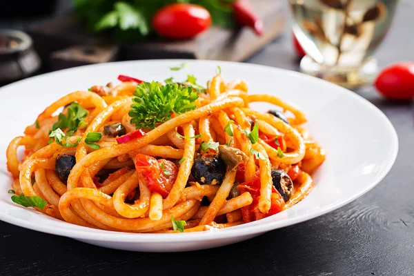 Spaghetti Alla Puttanesca Primi Piatti Italiani Con Pomodori Olive Nere — Foto Stock