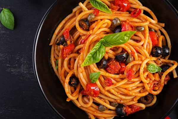 Espaguetis Allá Puttanesca Plato Pasta Italiana Con Tomates Aceitunas Negras — Foto de Stock