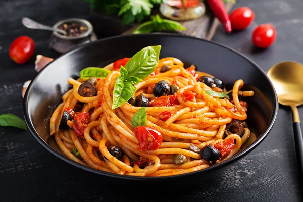 Spaghetti Alla Puttanesca Primi Piatti Italiani Con Pomodori Olive Nere — Foto Stock