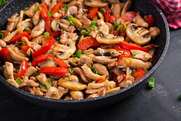 Fritar Com Frango Cogumelos Pimentas Doces Comida Chinesa — Fotografia de Stock