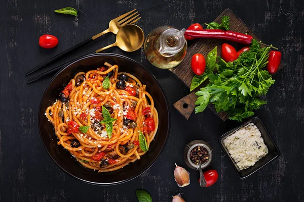 Spaghetti Alla Puttanesca Italiensk Pastarätt Med Tomater Svarta Oliver Kapris — Stockfoto