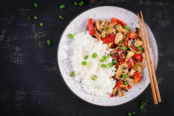 Stekt Med Kylling Sopp Grønnsakpaprika Kokt Ris Kinamat Sett Ovenfra – stockfoto