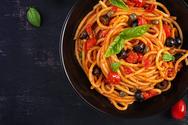 Spaghetti Alla Puttanesca Primi Piatti Italiani Con Pomodori Olive Nere — Foto Stock