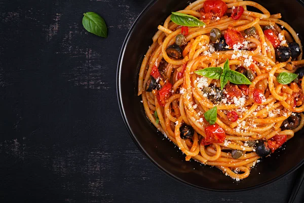 Spaghetti Alla Puttanesca Primi Piatti Italiani Con Pomodori Olive Nere — Foto Stock