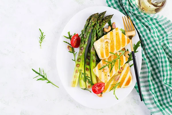 Salată Brânză Grătar Roșii Sparanghel Placă Fundal Deschis Alimente Vegetariene — Fotografie, imagine de stoc