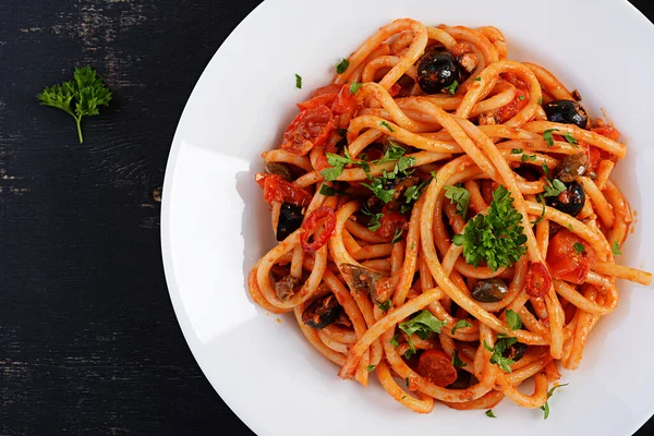 Spaghetti Alla Puttanesca Primi Piatti Italiani Con Pomodori Olive Nere — Foto Stock