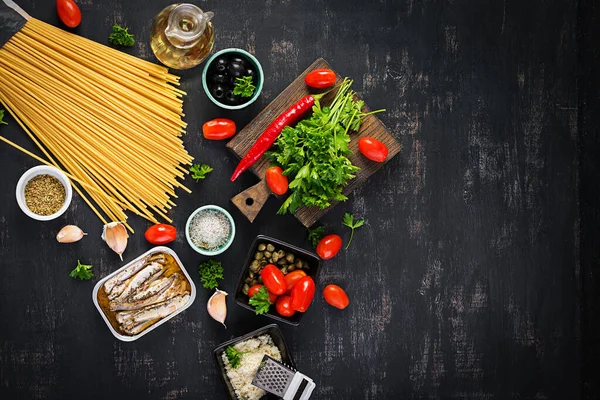 Інгредієнти Приготування Макаронних Виробів Spaghetti Puttanesca Італійська Страва Макаронами Помідорами — стокове фото