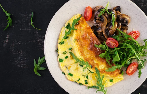 Omelet Met Kaas Groene Kruiden Gebakken Champignons Bord Frittata Italiaanse — Stockfoto