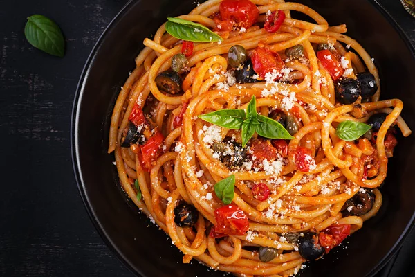 Spaghetti Alla Puttanesca Italiensk Pastarätt Med Tomater Svarta Oliver Kapris — Stockfoto