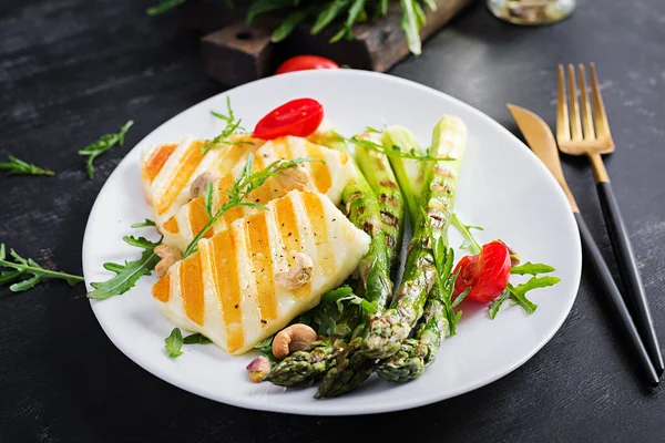 Gegrilde Halloumi Kaassalade Met Tomaten Asperges Bord Donkere Achtergrond Gezond — Stockfoto