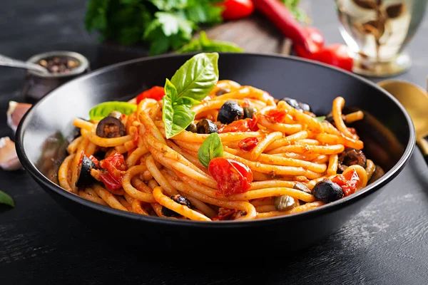 Spaghetti Alla Puttanesca Primi Piatti Italiani Con Pomodori Olive Nere — Foto Stock