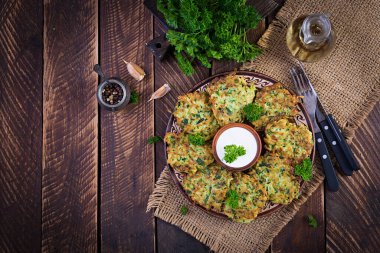 Kabaklı börek. Ahşap arka planda soslu sebzeli vejetaryen kabaklı gözleme. Sağlıklı yiyecekler. Üst manzara, düz uzanma