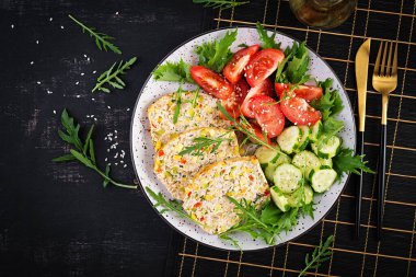 Moda salatası. Salatalı tavuk köftesi taze domates ve salatalık. Sağlıklı yiyecekler, ketojenik diyet, diyet öğle yemeği konsepti. Keto, Paleo diyet menüsü. Üst görünüm, genel görünüm, düz görünüm