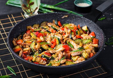 Kızartmayı tavuk, kabak ve tatlı biberle karıştır..