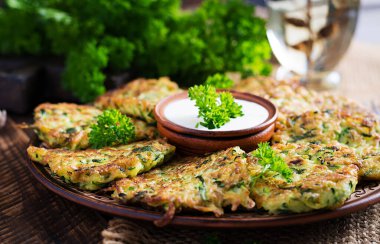 Kabaklı börek. Ahşap arka planda soslu sebzeli vejetaryen kabaklı gözleme. Sağlıklı yemek..