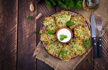 Kabaklı börek. Ahşap arka planda soslu sebzeli vejetaryen kabaklı gözleme. Sağlıklı yiyecekler. Üst manzara, düz uzanma