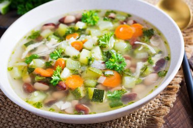 Tavuk fileto sebze çorbası ahşap kırsal masada..