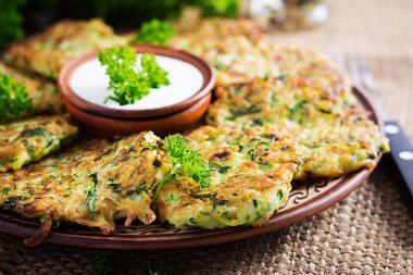 Kabaklı börek. Ahşap arka planda soslu sebzeli vejetaryen kabaklı gözleme. Sağlıklı yemek..