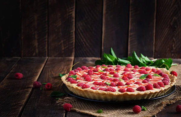 Tarte Aux Fraises Framboises Crème Fouettée Décorée Feuilles Menthe — Photo