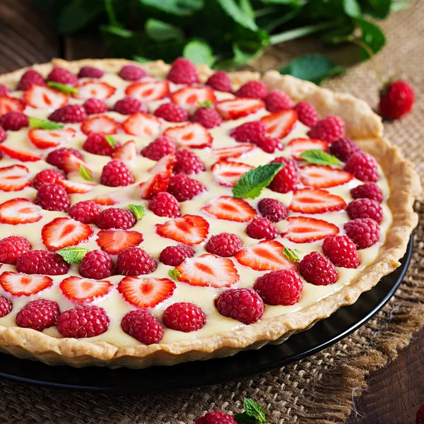 Tarte Aux Fraises Framboises Crème Fouettée Décorée Feuilles Menthe — Photo