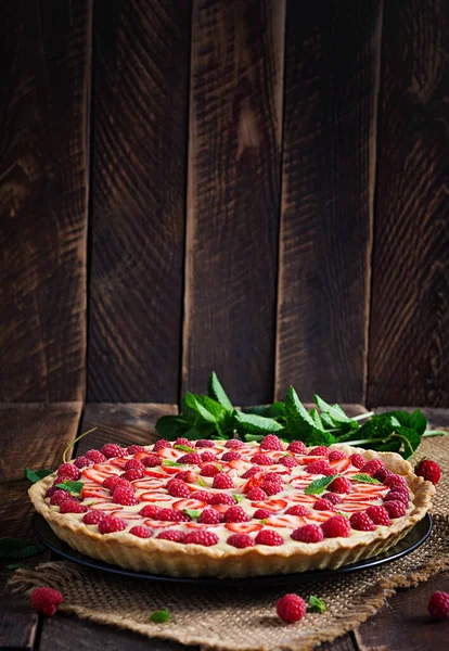 Tarte Aux Fraises Framboises Crème Fouettée Décorée Feuilles Menthe — Photo